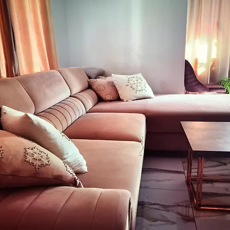 Apartmán Luxury Flat - 2 Bathrooms, Hot Tub & Modern Kitchen, Up To 4 Guests *