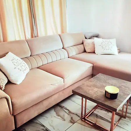 Luxury Flat - 2 Bathrooms, Hot Tub & Modern Kitchen, Up To 4 Guests شقة
