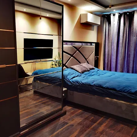 Luxury Flat - 2 Bathrooms, Hot Tub & Modern Kitchen, Up To 4 Guests *