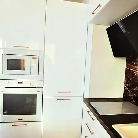 Luxury Flat - 2 Bathrooms, Hot Tub & Modern Kitchen, Up To 4 Guests شقة