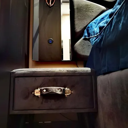 Luxury Flat - 2 Bathrooms, Hot Tub & Modern Kitchen, Up To 4 Guests