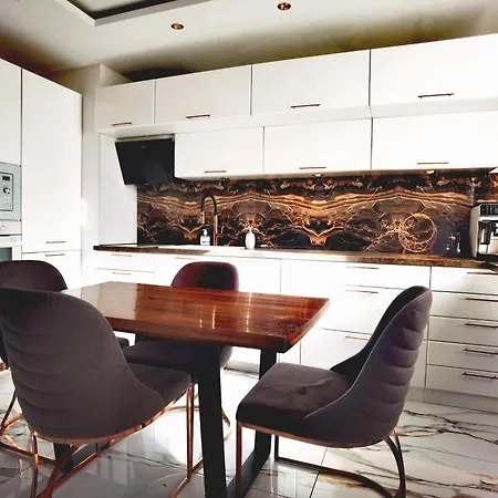 Luxury Flat - 2 Bathrooms, Hot Tub & Modern Kitchen, Up To 4 Guests شقة *