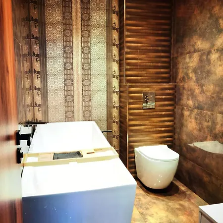 Luxury Flat - 2 Bathrooms, Hot Tub & Modern Kitchen, Up To 4 Guests
