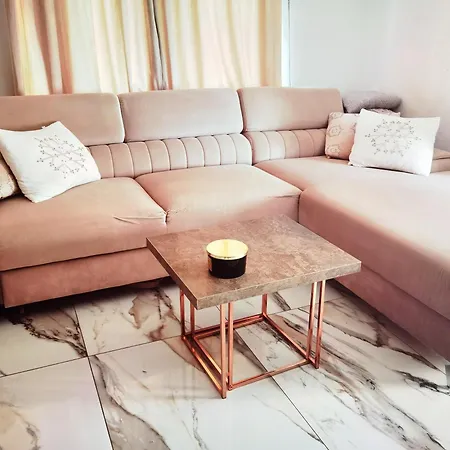 Luxury Flat - 2 Bathrooms, Hot Tub & Modern Kitchen, Up To 4 Guests Apartament