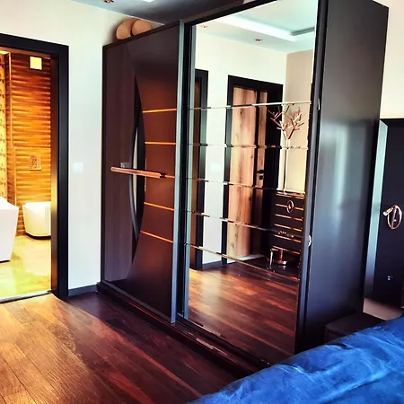Luxury Flat - 2 Bathrooms, Hot Tub & Modern Kitchen, Up To 4 Guests شقة