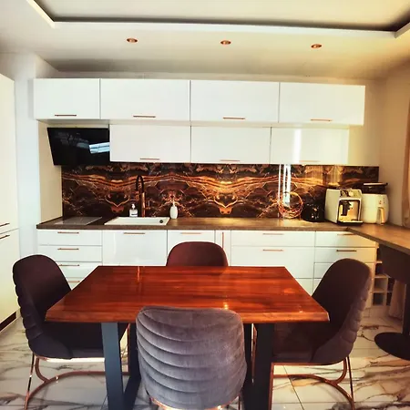 Luxury Flat - 2 Bathrooms, Hot Tub & Modern Kitchen, Up To 4 Guests *