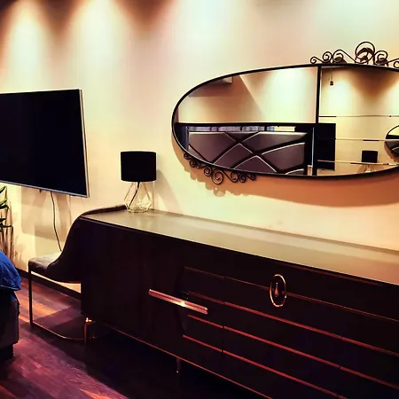 Luxury Flat - 2 Bathrooms, Hot Tub & Modern Kitchen, Up To 4 Guests *