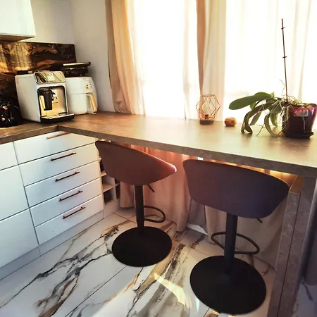 Luxury Flat - 2 Bathrooms, Hot Tub & Modern Kitchen, Up To 4 Guests