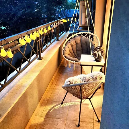 Luxury Flat - 2 Bathrooms, Hot Tub & Modern Kitchen, Up To 4 Guests شقة