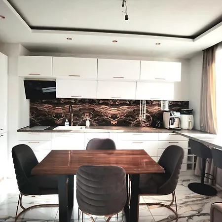 Luxury Flat - 2 Bathrooms, Hot Tub & Modern Kitchen, Up To 4 Guests *