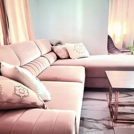 Luxury Flat - 2 Bathrooms, Hot Tub & Modern Kitchen, Up To 4 Guests