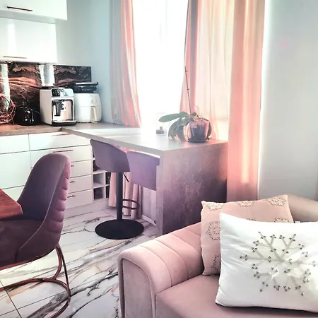 Luxury Flat - 2 Bathrooms, Hot Tub & Modern Kitchen, Up To 4 Guests