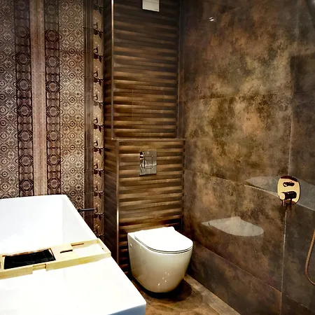Luxury Flat - 2 Bathrooms, Hot Tub & Modern Kitchen, Up To 4 Guests شقة