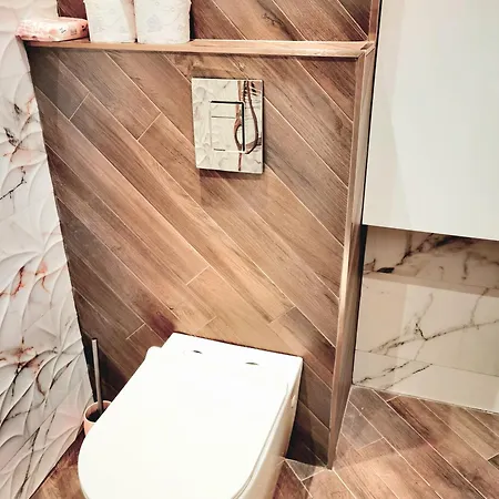 شقة Luxury Flat - 2 Bathrooms, Hot Tub & Modern Kitchen, Up To 4 Guests *