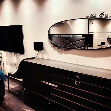 Luxury Flat - 2 Bathrooms, Hot Tub & Modern Kitchen, Up To 4 Guests
