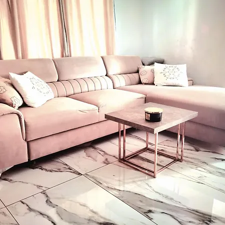 Luxury Flat - 2 Bathrooms, Hot Tub & Modern Kitchen, Up To 4 Guests