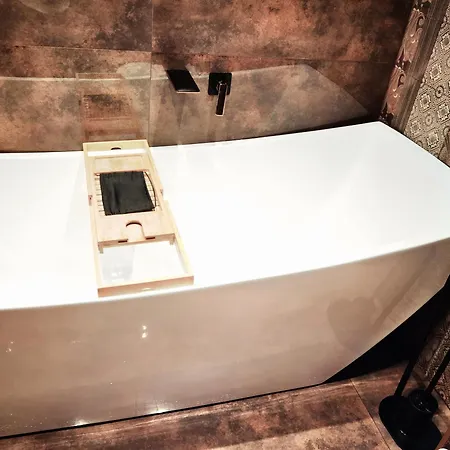 شقة Luxury Flat - 2 Bathrooms, Hot Tub & Modern Kitchen, Up To 4 Guests صوفيا