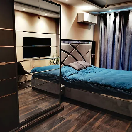Luxury Flat - 2 Bathrooms, Hot Tub & Modern Kitchen, Up To 4 Guests *