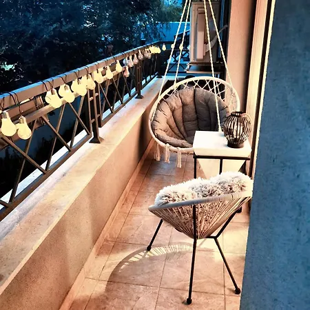 Luxury Flat - 2 Bathrooms, Hot Tub & Modern Kitchen, Up To 4 Guests *